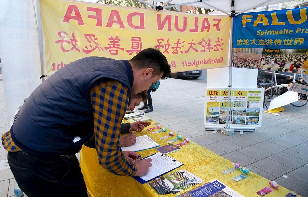 Par iz Minhena potpisuje peticiju kako bi se zaustavili zločini žetve organa u Kini.