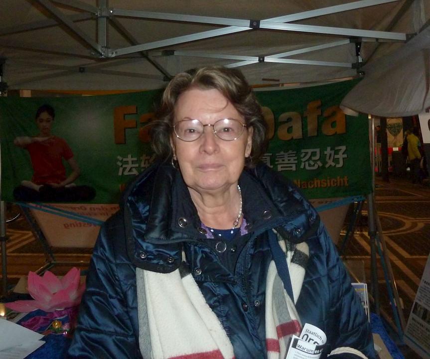 Sell, stanovnice Frankfurta je potpisala peticiju protiv žetve organa i savjetovala svojoj snahi, Kineskinji da posjeti Falun Gong štand.