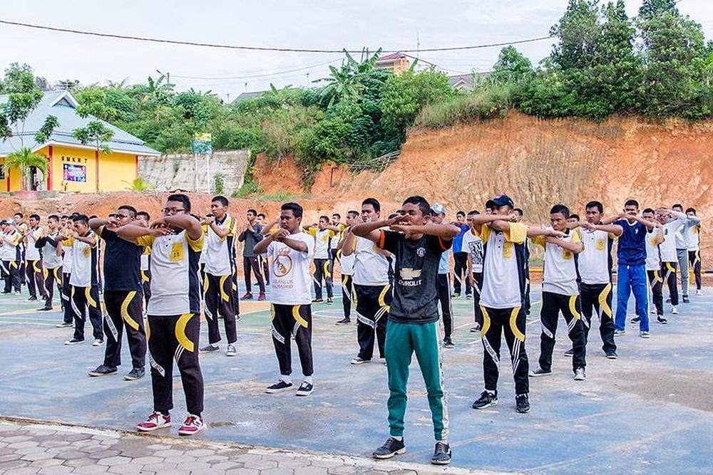 Učenici Sedme srednje škole u Batamu uče Falun Gong vježbe