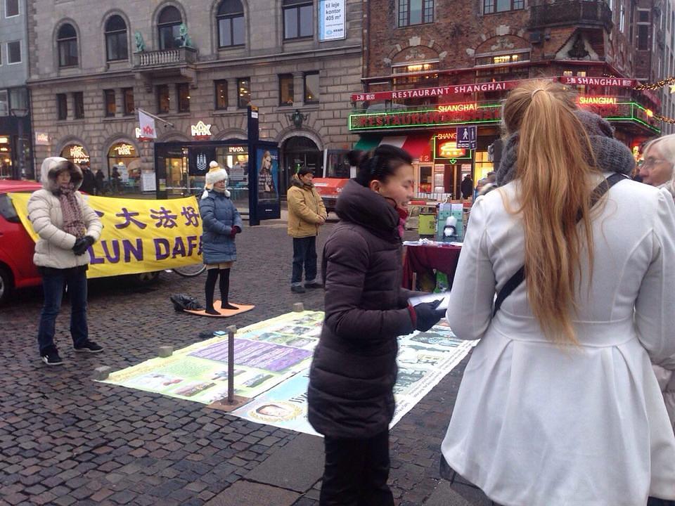 Falun Gong manifestacija u centru Kopenhagena 