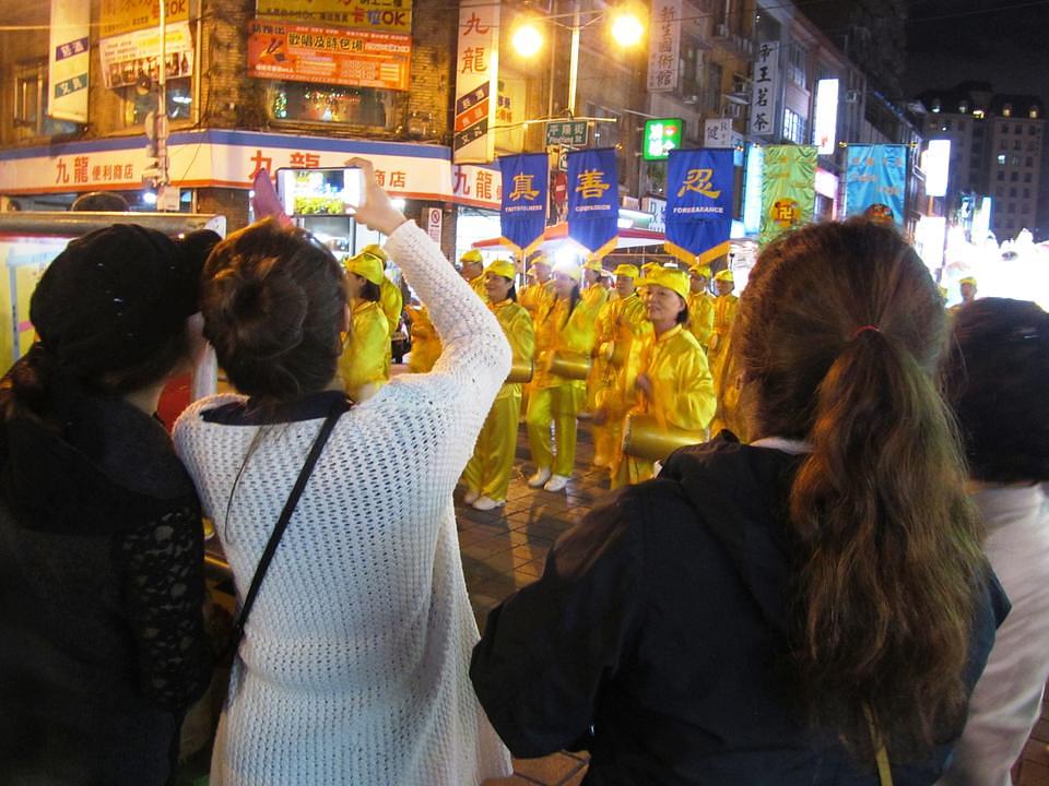 Nastup praktikanata Falun Gonga na paradi.