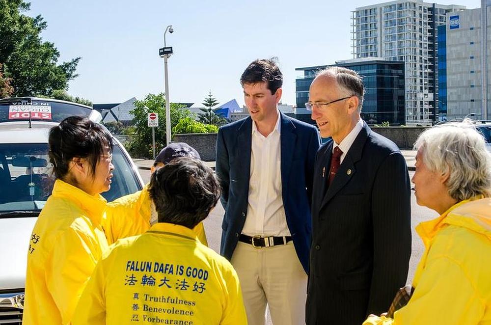 Gosp. Peter Abetz (drugi sa lijeva) je pokazao svoju podršku automobilskoj turneji praktikanata Falun Gonga ispred zgrade parlamenta Zapadne Australije u novembru mjesecu 2016. godine.