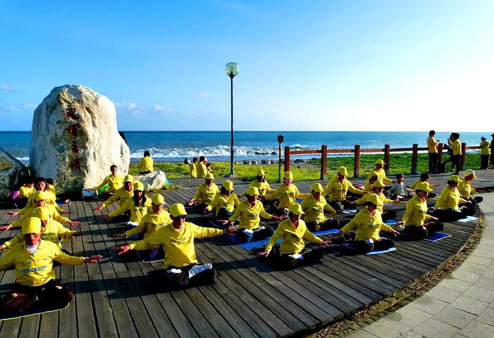 Prakticiranje Falun Gong vježbi u parku na morskoj obali u Taitungu 