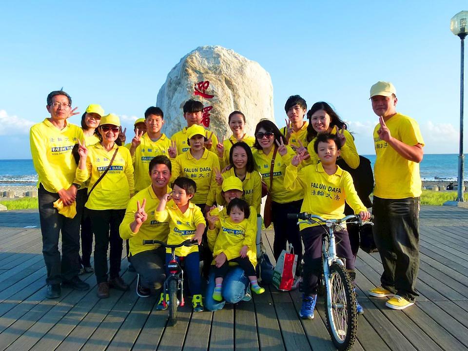 Gđa Lin i njena velika porodica su praktikanti Falun Gonga. Oni se žele zahvaliti Učitelju za njegovu suosjećanje i što ih vodi [u prakticiranju].