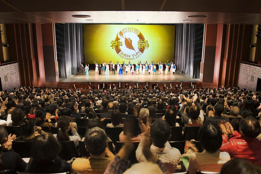 Shen Yun ansambl sa sjedištem u New Yorku u ROHM pozorištu u Koyotu u Japanu 26. januara 2017. godine.