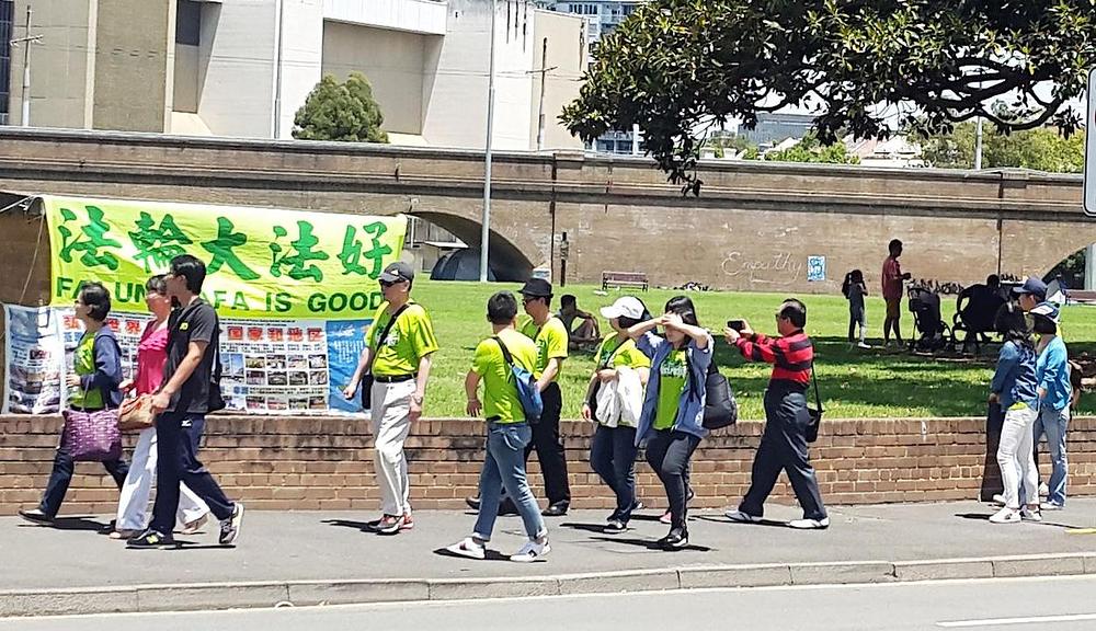 Falun Gong transparent i oglasna ploča privlače veliki broj kineskih turista 