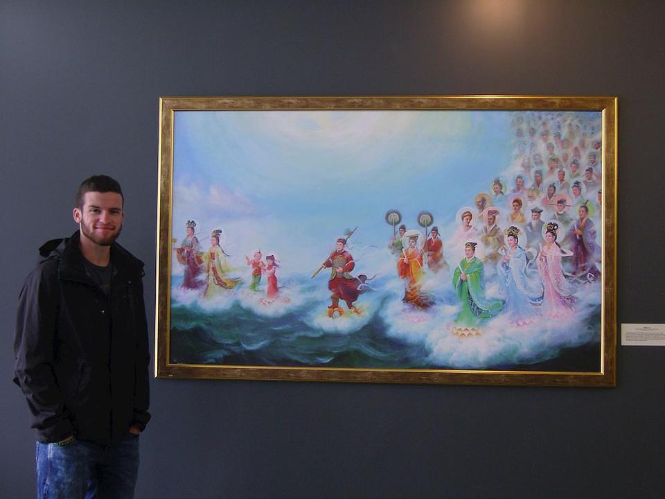 Simon iz Francuske je kazao da slike isijavaju svjetlost i prikazuju istinu te da se želi više informirati o Falun Gongu 