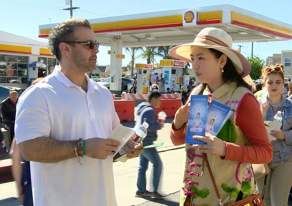 Praktikanti sa turistima razgovaraju o Falun Gongu, a neki i uče vježbe