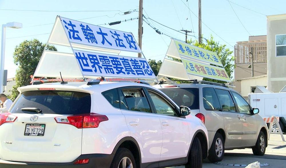 Na tablama na automobilima piše: „Svijetu treba Istinitost-Dobrodušnost- Tolerancija; Falun Dafa je dobar; Ne vjerujte u propagandu Kineske komunističke partije; Falun Dafa se proširio u svaki kutak svijeta“ 