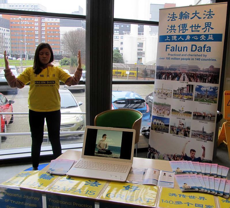 Demonstracija Falun Dafa vježbi na godišnjoj manifestaciji na Birmingham Metropolitan koledžu.