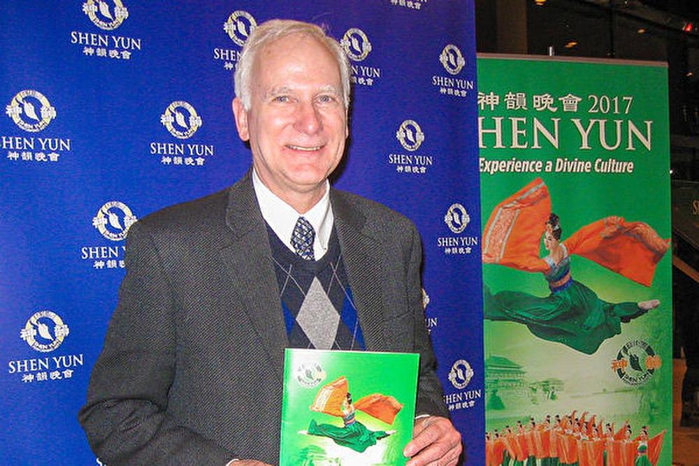 John Parker, bivši gradski vijećnik grada Toronta, u Centru četiri godišnja doba u Torontu 1. marta. On svake godine prisustvuje predstavi Shen Yuna.