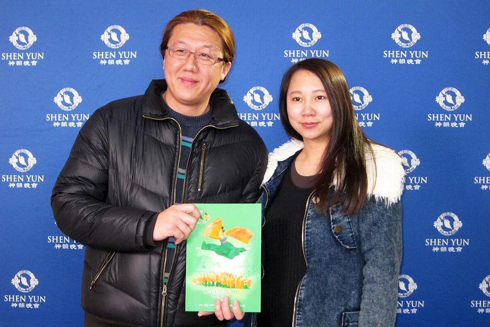 Liu Huai-wei, docent dizajna vizuelnih komunikacija na TransWorld Univerzitetu i njegova supruga su uživali u predstavi Shen Yuna održanoj 2. marta 2017. godine u dvorani <span>Chung Shan</span> na Tajwanu.