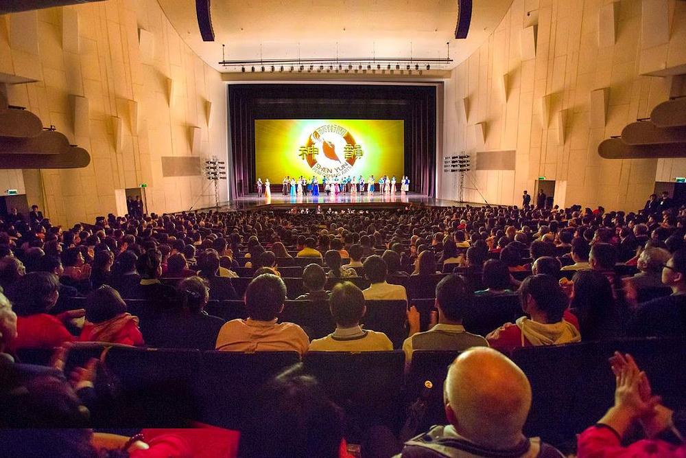 Sve ulaznice su bile rasprodane za Shen Yun predstave u Chiyaiu (od 6. do 7. marta) i Tainanu (od 9. do 12. marta). Gornje fotografije su snimljene na predstavama 7. i 10. marta.