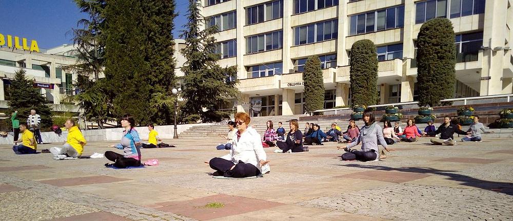 U centru Stare Zagore praktikanti na dan održavanja konferencije promoviraju Falun Dafa i razotkrivaju progon.