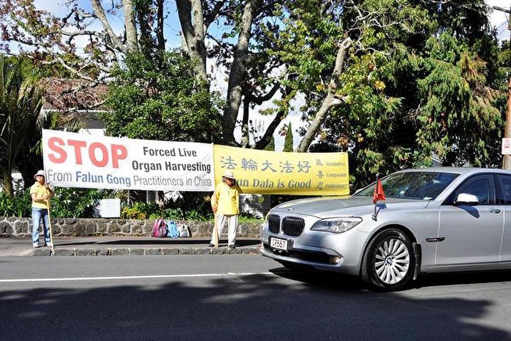 Miroljubivi protesti praktikanata Falun Gonga u trenutku kada kineski premijer Li Keqiang izlazi iz sjedišta vlade u Aucklandu.