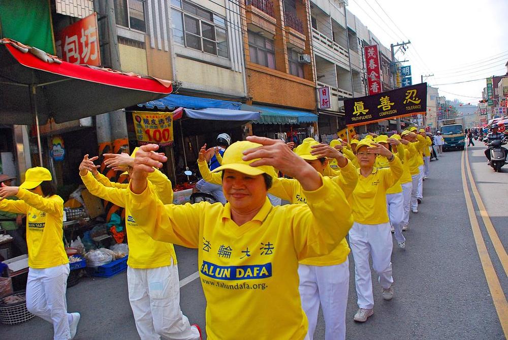 Falun Gong praktikanti tokom parade demonstriraju vježbe.
