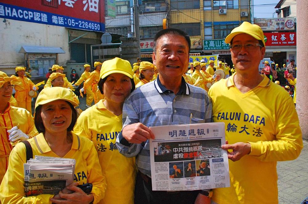 Opštinski načelnik Liu Hung-wen pozira za grupnu fotografiju sa praktikantima Falun Gonga.