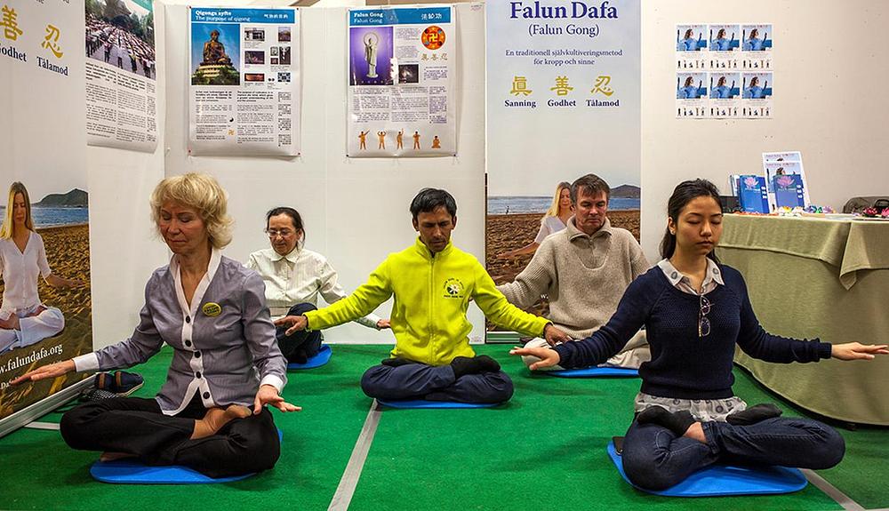 Praktikanti Falun Dafa demonstriraju izvođenje vježbi za vrijeme trajanja sajma Harmony Expo od 1. do 2. aprila.