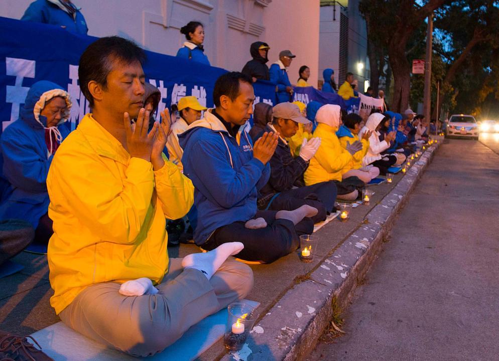 Bdijenje u svijeće u znak sjećanja na praktikante u Kini koji su izgubili živote u progonu.