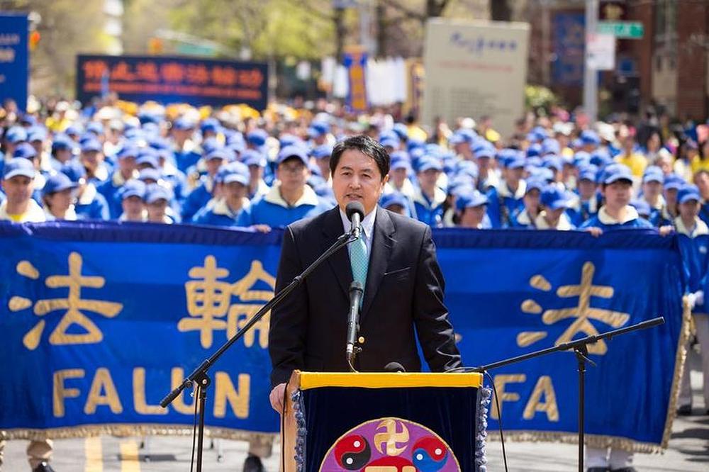 Gosp. Zhang Eping, glasnogovornik Falun Dafa informativnog centra, govori na skupu.