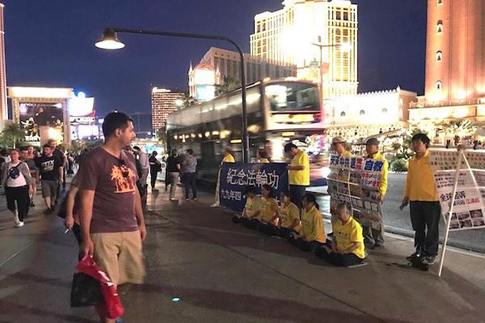 Praktikanti u Las Vegasu drže postere i transparente u namjeri da podignu svijest o progonu u predvečerje 25. aprila.