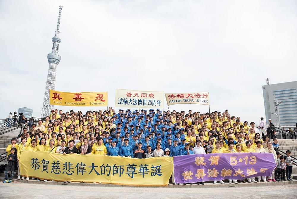 Grupna fotografija napravljena da bi bila poslana Učitelju Li Hongzhiju za  svjetski Falun Dafa dan (13. maj) 