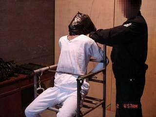 Rekonstrukcija mučenja: Glava prekrivena plastičnom vrećicom