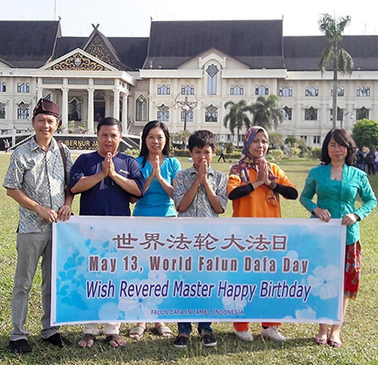 Praktikanti žele sretan rođendan osnivaču Falun Gonga, Učitelju Li Hongzhiju.