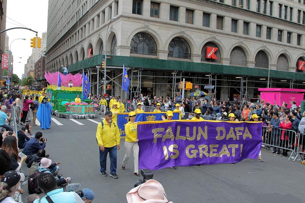 Praktikanti Falun Gonga na 11. godišnjoj plesnoj paradi i festivalu 20. maja u New Yorku.