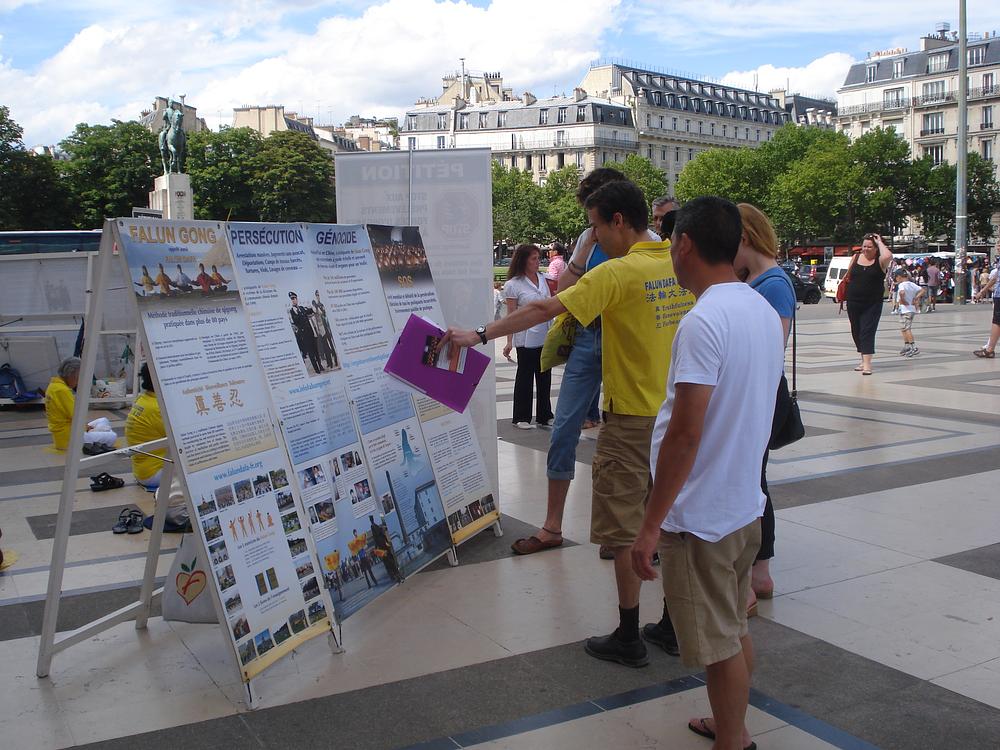 Turisti gledaju informativne postere.