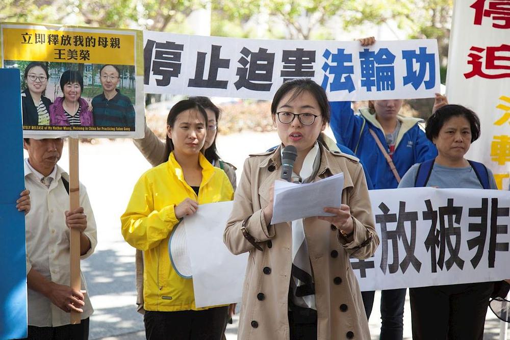 Jiang Wenjun je ispričala novinarima priču o njenoj majci na konferenciji ispred kineskog konzulata u San Franciscu.