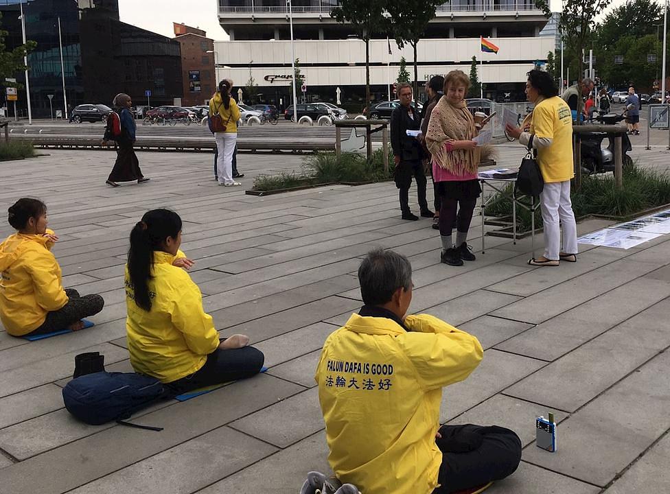 Grupno prakticiranje vježbi ispred nove biblioteke u Aarhusu. 