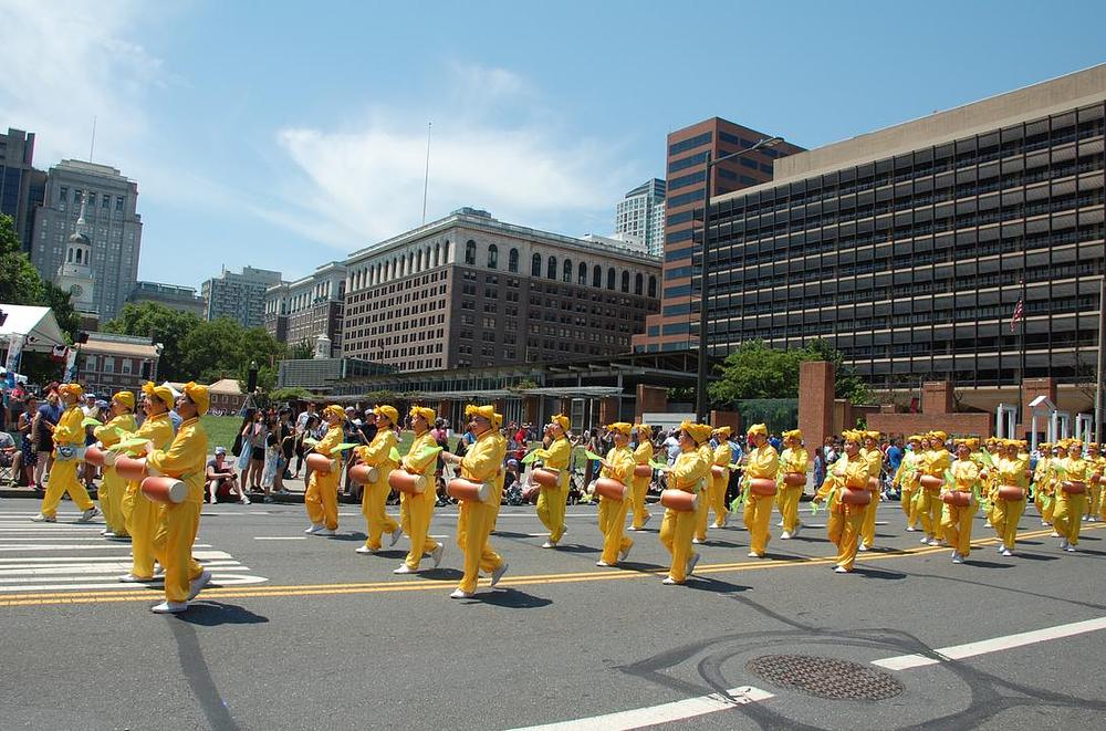 Falun Dafa grupa dobošara u Franklin Parkwayu 