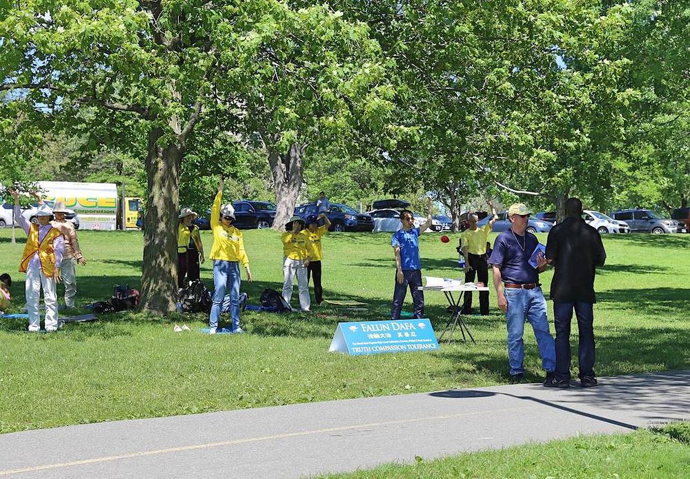 Grupna meditacija praktikanata Falun Gonga na 