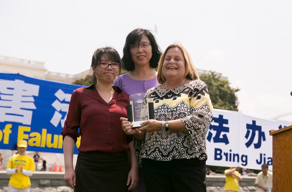 Praktikanti Falun Gonga iz Floride su nagradili zastupnicu Ileana Ros-Lehtinen sa staklenom plaketom u znak zahvalnosti za njezinu pomoć i podršku.