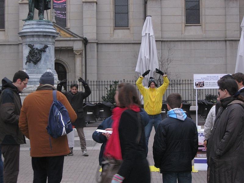Falun Dafa praktikanti pokazuju vježbe
