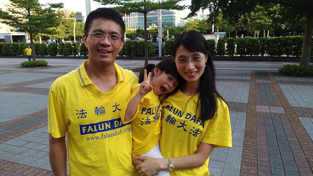 Lin Weiyu (lijevo, doktor farmacije) i Hu Jingni (desno, nastavnica u osnovnoj školi) skupa sa kćerkom su praktikanti Falun Gonga.
