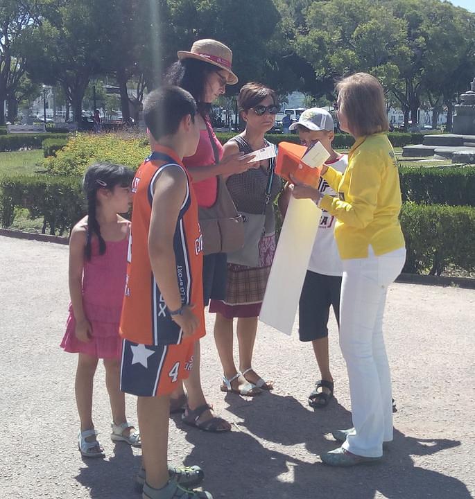  Praktikanti informiraju prolaznike o progonu Falun Gonga u Kini