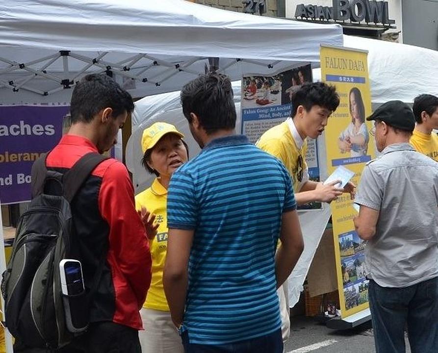 Upoznavanje sa Falun Dafa zainteresovanih posjetilaca