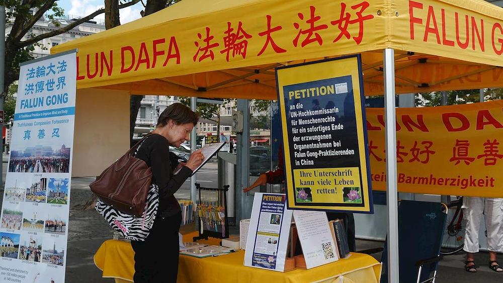 Potpisivanje peticije protiv progona Falun Gonga u Kini