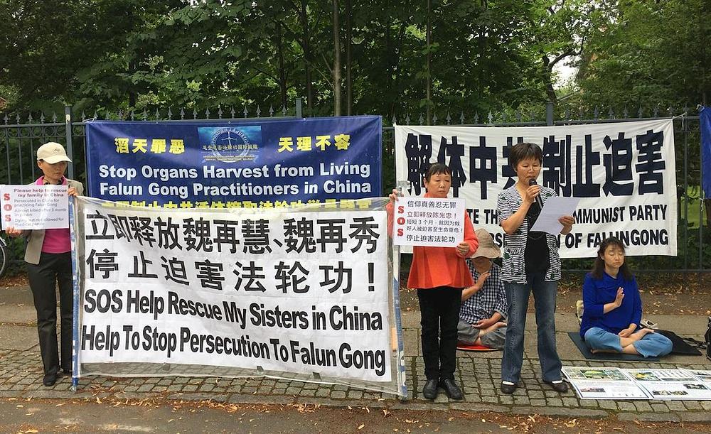 Praktikanti protestuju ispred kineske ambasade 27. jula 2017. godine.