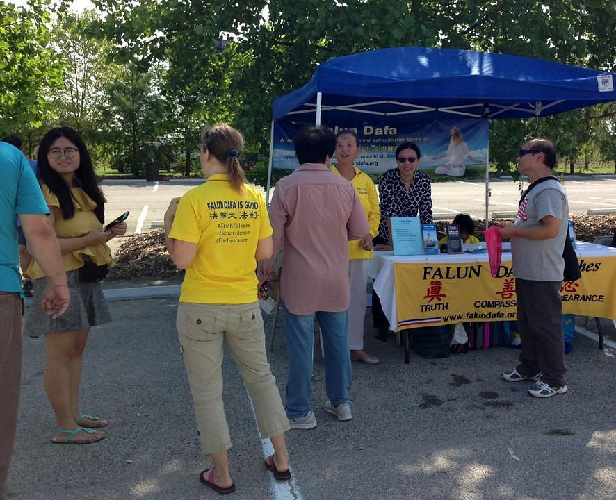 Praktikanti razgovaraju o Falun Gongu sa ljudima za vrijeme pomračenja u glavnom gradu Missourija
 