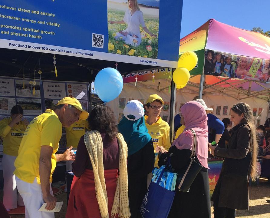 Štand praktikanata Falun Gonga na Festivalu jezika i kutura u Toowoombi