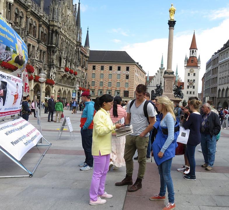 Praktikanti rade na podizanju svijesti javnosti o progonu Falun Gonga u Kini na Marienplatzu u Minhenu 12. avgusta 2017.