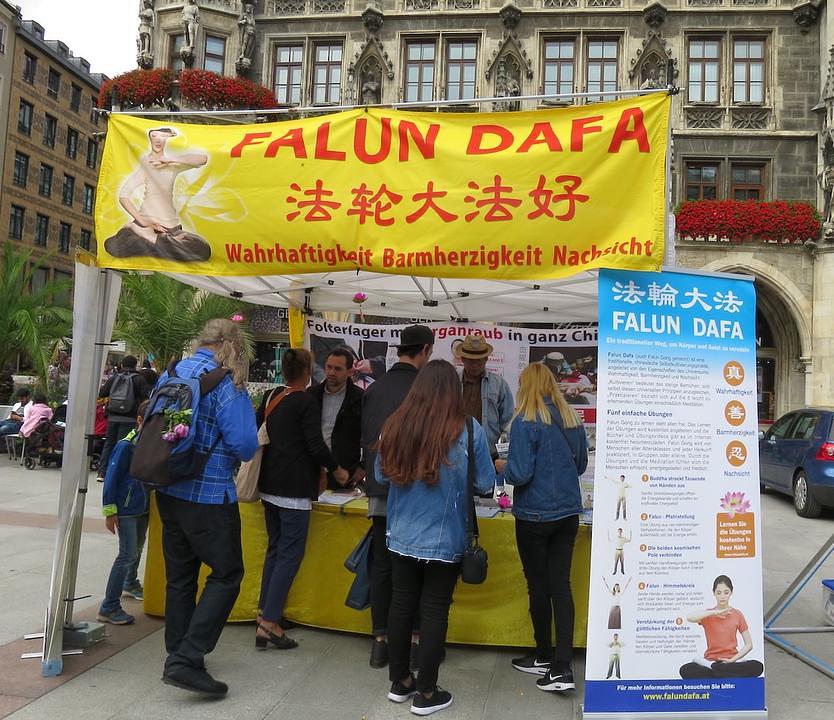 Prolaznici se zaustavljaju kod štanda kako bi se informisali o Falun Gongu 
 