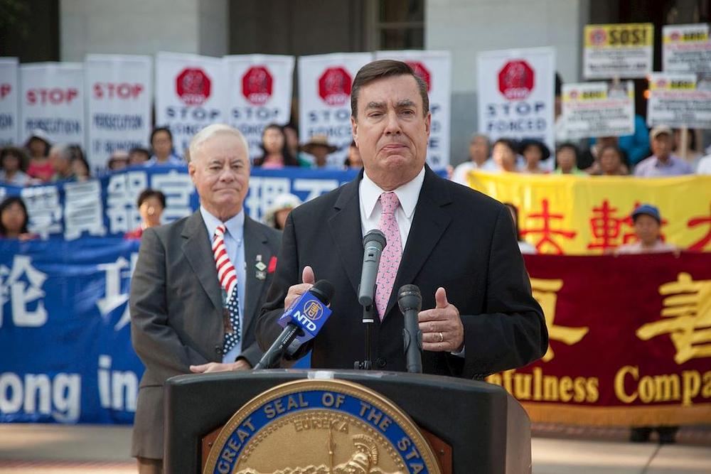 Stojeći ispred transparenta na kojem piše: „Zaustavite 18 godina nehumanog progona", američki senator Joel Andesron je osudio prisilnu žetvu organa koja se dešava u Kini