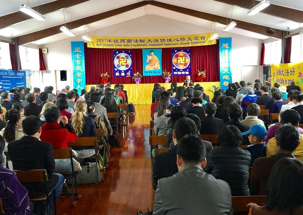 Praktikanti uče jedni od drugih na Falun Dafa konferencijiza razmjenu iskustava u Aucklandu 2. septembra 2017.
 
