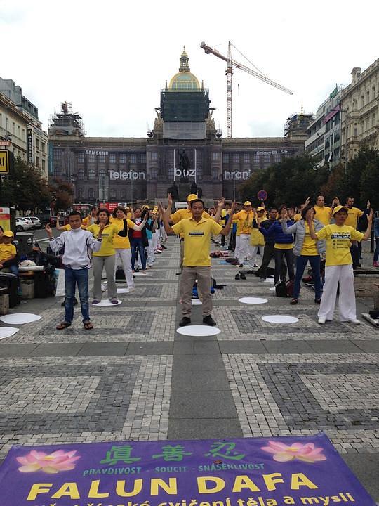 Praktikanti Falun Gonga demonstriraju izvođenje vježbi.