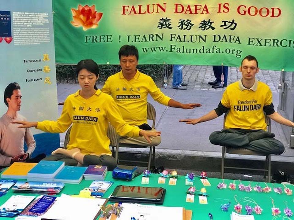 Praktikanti upoznaju ljude sa Falun Dafa na Fulton Street Marketu 2. septembra 2017. godine.