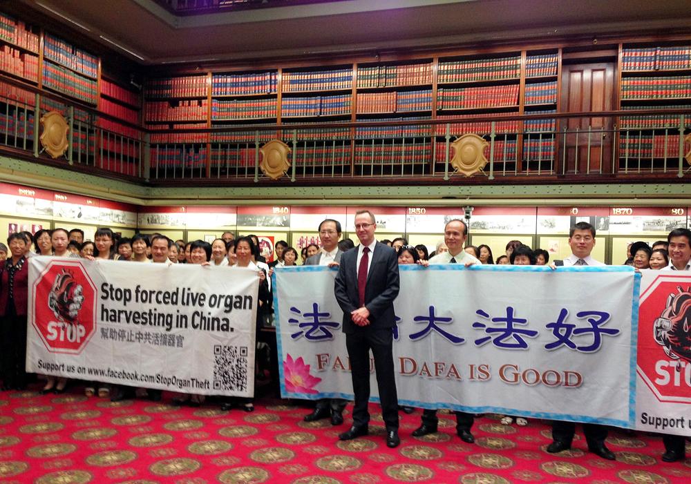 Praktikanti Falun Gonga su 27. studenog 2013. uručili peticiju sa više od 70.000 potpisa protiv žetve organa g. Davidu Shoebridgeu, članu parlamenta za državu Novi Južni Wales.
